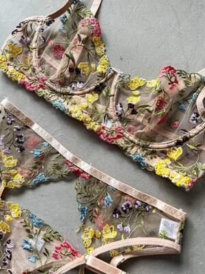 Комплект з вишивкою