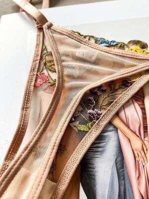 Комплект з вишивкою