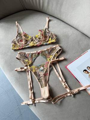 Комплект з вишивкою